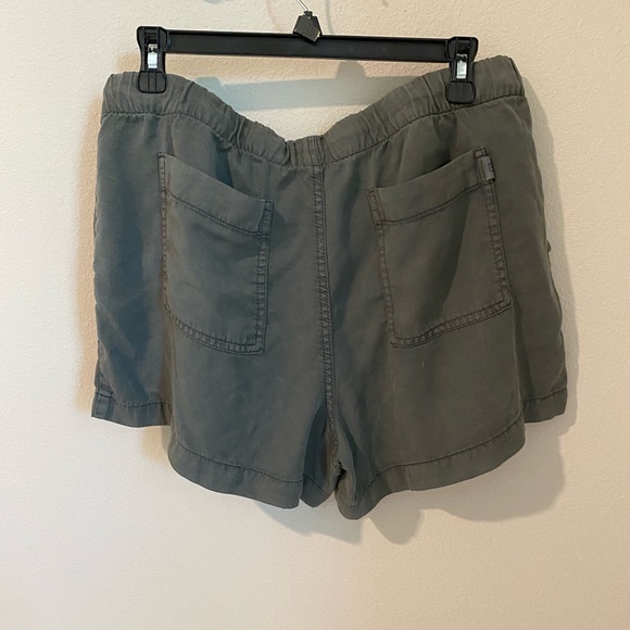 𝅺GAP Olive Army Green Women's Lightweight, Flowy Short Size M - Picture 2 of 8